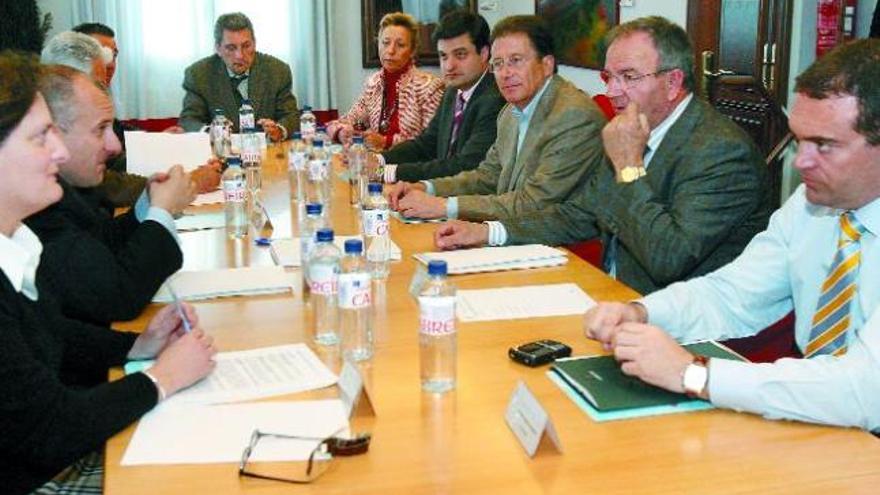 Los miembros del consejo de administración del Celta, con el presidente Carlos Mouriño al fondo, en una reunión en la sede del club, en la Plaza de España.  / José Lores