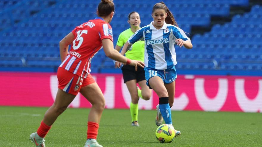 Millene Cabral conduce la pelota durante un partido ante el Atleti en Riazor. | Iago López