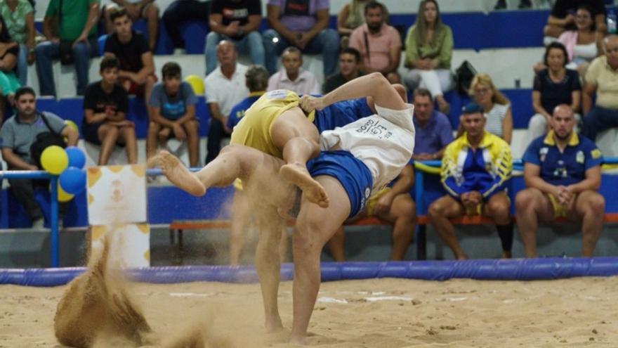 Duelo de titanes en la Final del Torneo DIELCA de Lucha Corrida