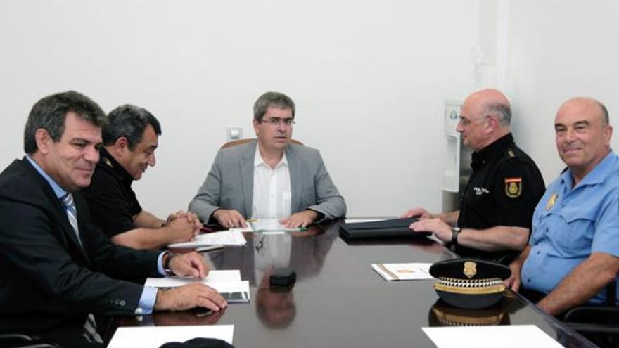 Marco Aurelio Pérez preside la reunión de seguridad con la Policía Nacional, ayer. | lp / dlp
