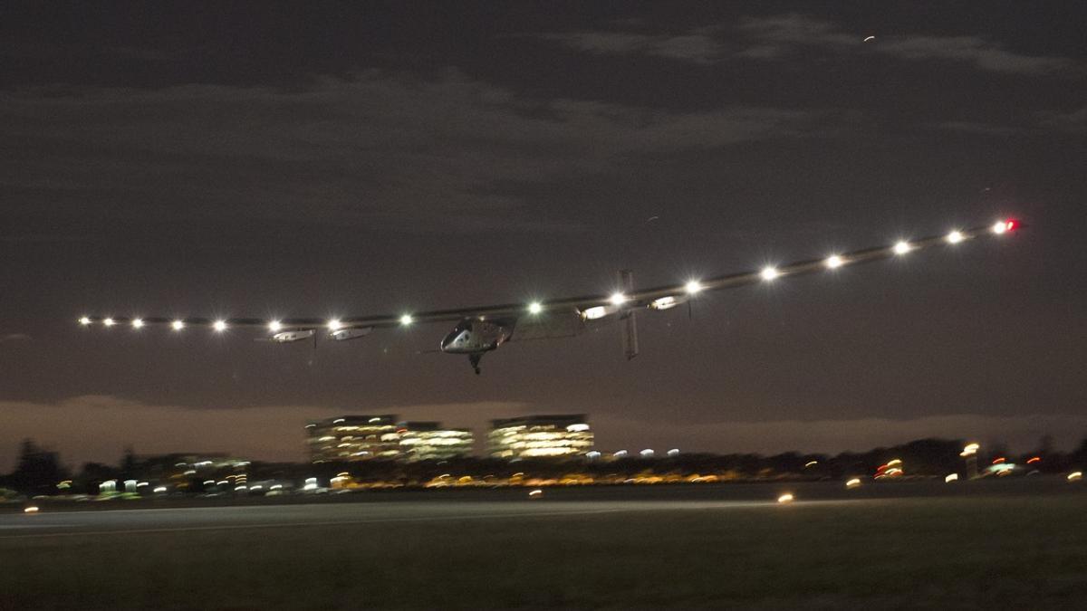 El 'Solar Impulse II' aterriza en Mountain View (California).