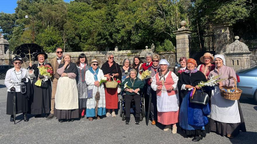 Ofrenda floral de las «vecinas de doña Emilia» en el aniversario de su muerte