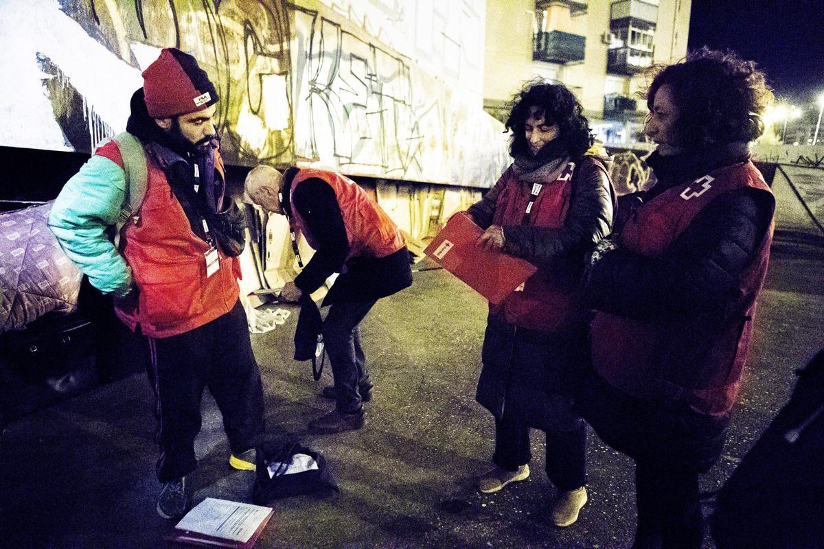 Voluntarios de Cruz Roja realizan el recuento de personas sin hogar en Zaragoza, este miércoles.