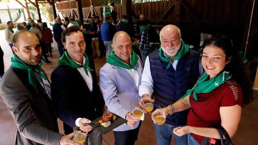 Por la izquierda, Daniel Ruiz, Jorge González-Palacios, Iván de la Plata, Ricardo Álvarez y Helena Cebada, brindando ayer en El Tendayu del Museo del Pueblo de Asturias.