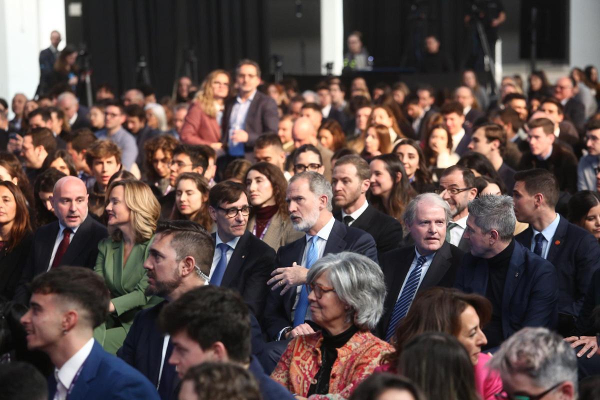 El president de la Generalitat, Salvador Illa, conversa con el Rey Felipe VI durante los actos del 'Tour del Talento' de la Fundación Princesa de Girona en L'Hospitalet de Llobregat.