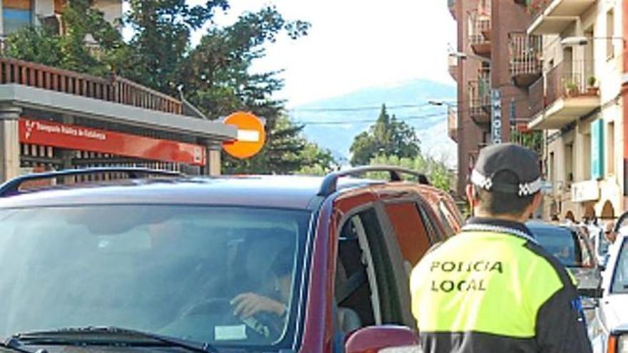 Un policia cerdà regula el trànsit