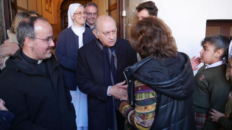 En el centro, el exministro Jorge Fernández, ayer, en el colegio San Nicolás, a su izquierda, el párroco Alfonso López. | Parroquia de San Nicolás