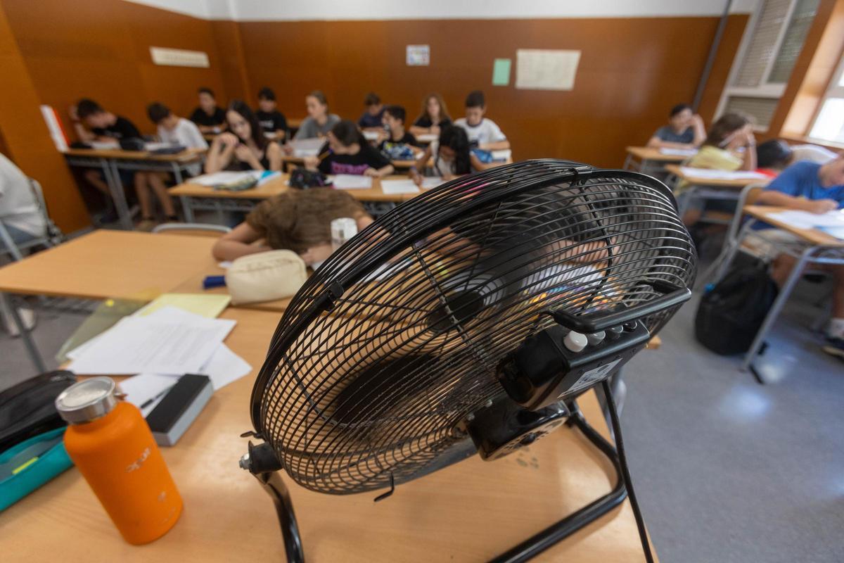 Un ventilador en el aula de un instituto de Alicante
