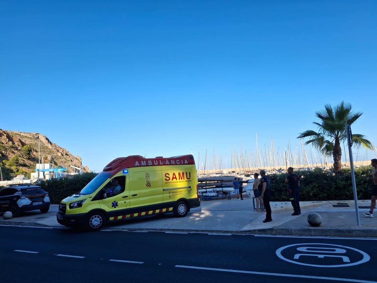 El SAMU entra en el muelle de amarres públicos de Xàbia