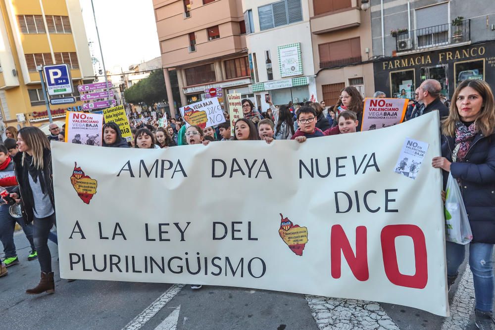 Veinte mil personas reclamaron ayer en las calles de Orihuela la derogación de la ley de Plurilingüismo