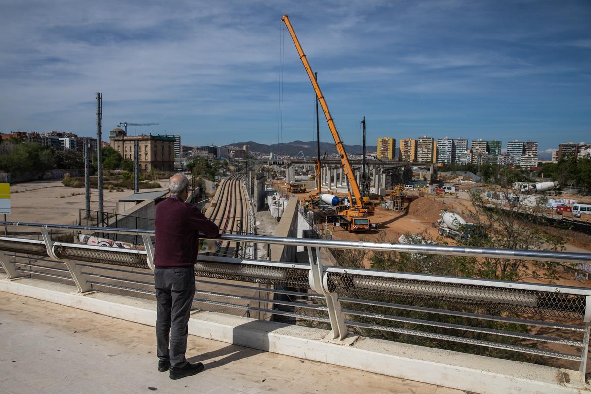 Un hombre observa las obras de la futura estación de la Sagrera, en Barcelona.