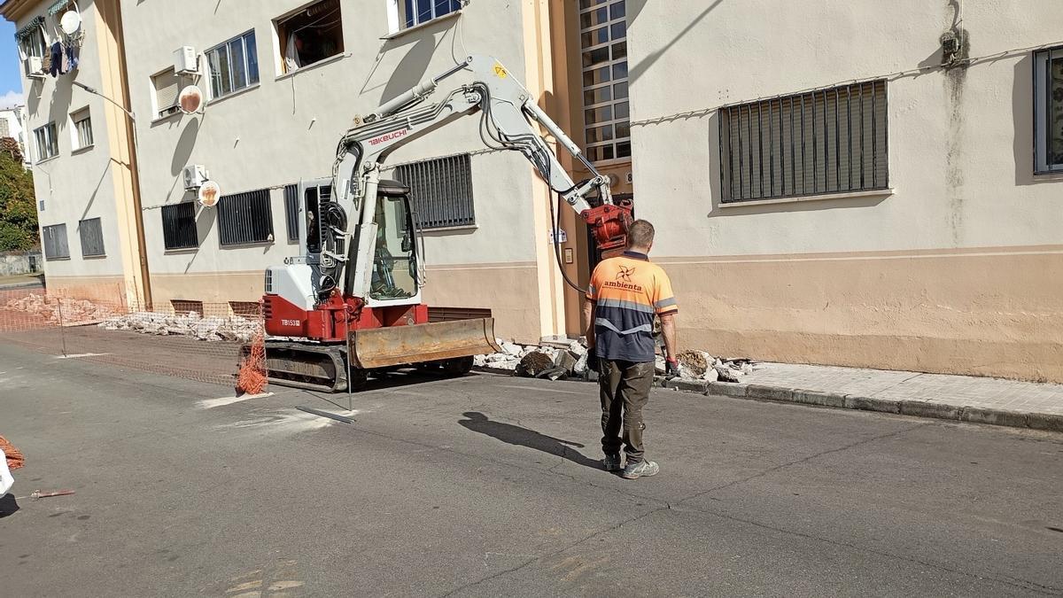 Una de las calles en las que se trabaja esta semana en Coria.