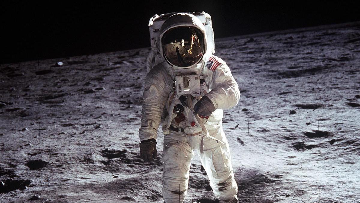 El astronauta Neil Armstrong, en un paseo por la superficie lunar.