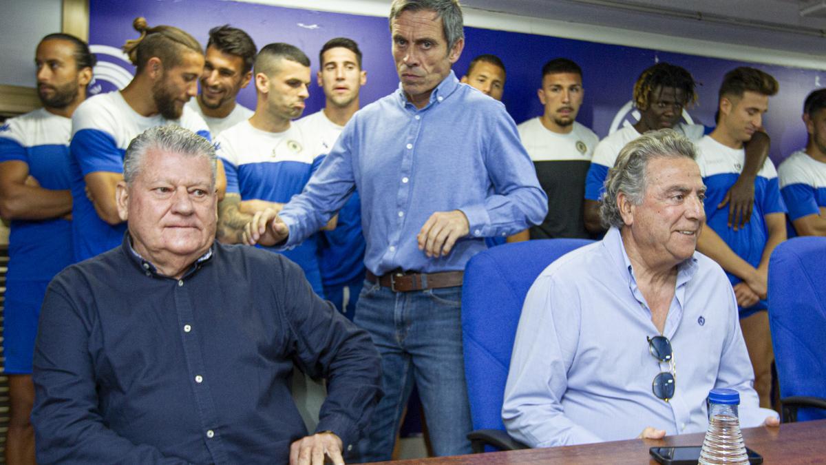 Carmelo del Pozo, entre Enrique Ortiz y Valentín Botella, hace dos semanas, en la sala de prensa del Rico Pérez.