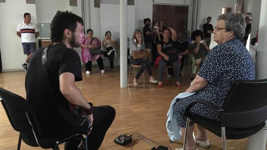 Miguel García y su abuela Luisa Crespo en un momento de su actuación.