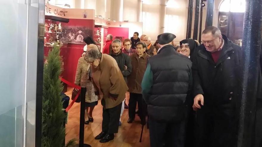 La caravana de 25 taxis atravesó toda la ciudad -en la imagen superior, en la calle San Francisco- para llevar a los ancianos hasta el belén de Trascorrales, momento que recoge la fotografía inferior.