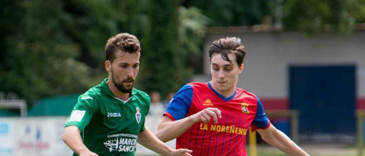 José Luis, del Cova, con el balón, presionado por Fassani.