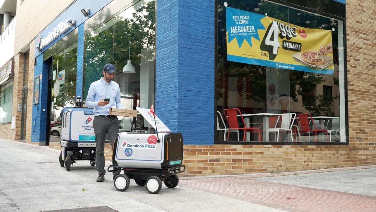 Así es el robot autónomo que te lleva ya la pizza a casa: cruza solo el paso de cebra y habla