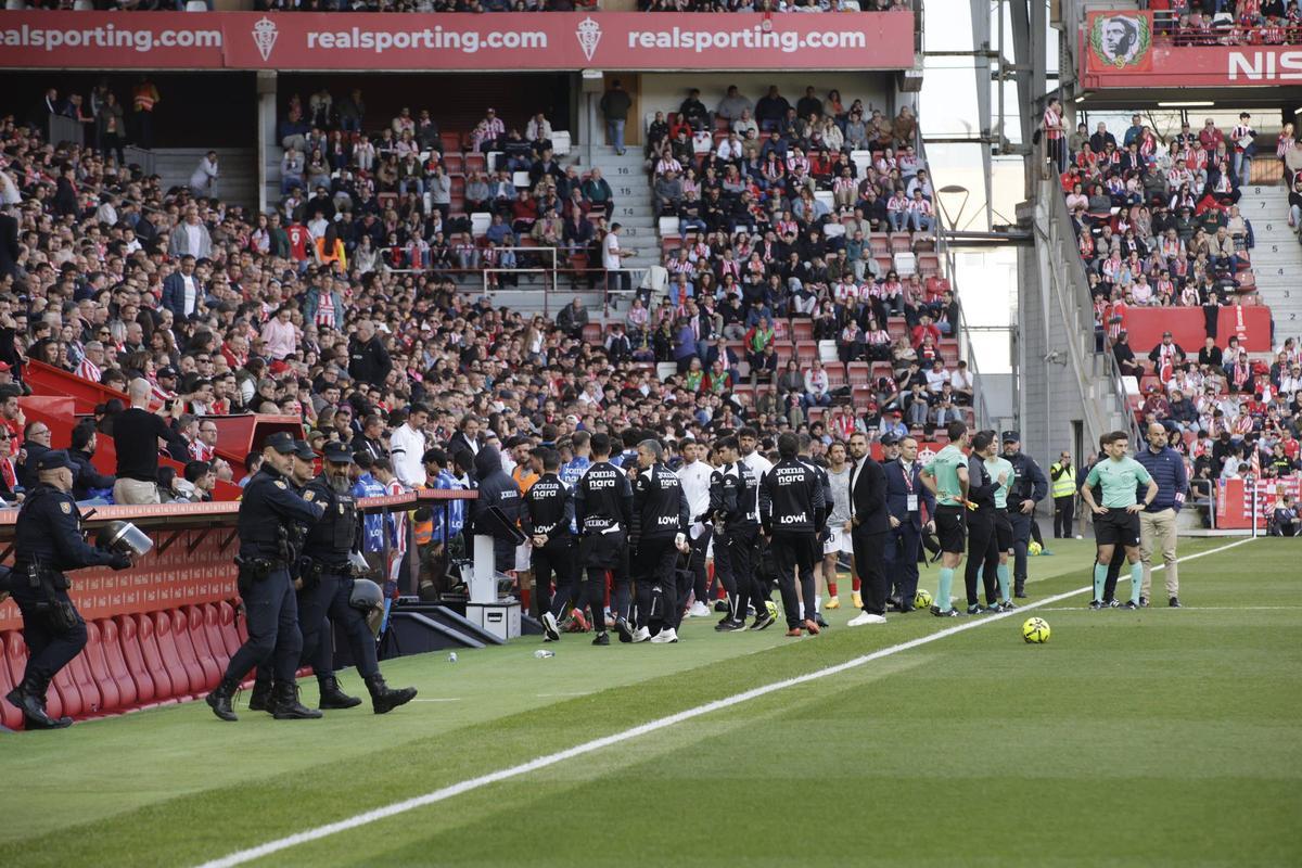 EN IMÁGENES: La suspensión del partido Sporting-Leganés por el fallecimiento de un aficionado