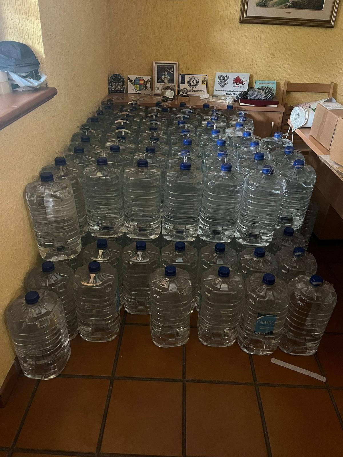 Agua embotellada a disposición de los vecinos en la Oficina de Turismo de El Puente
