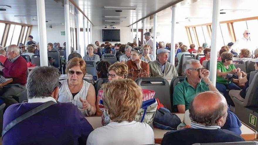 En el viaje a Ons participaron 240 personas de Cambados. // FdV