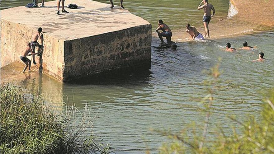 Alertan del aumento de jóvenes bañistas en azudes del Millars