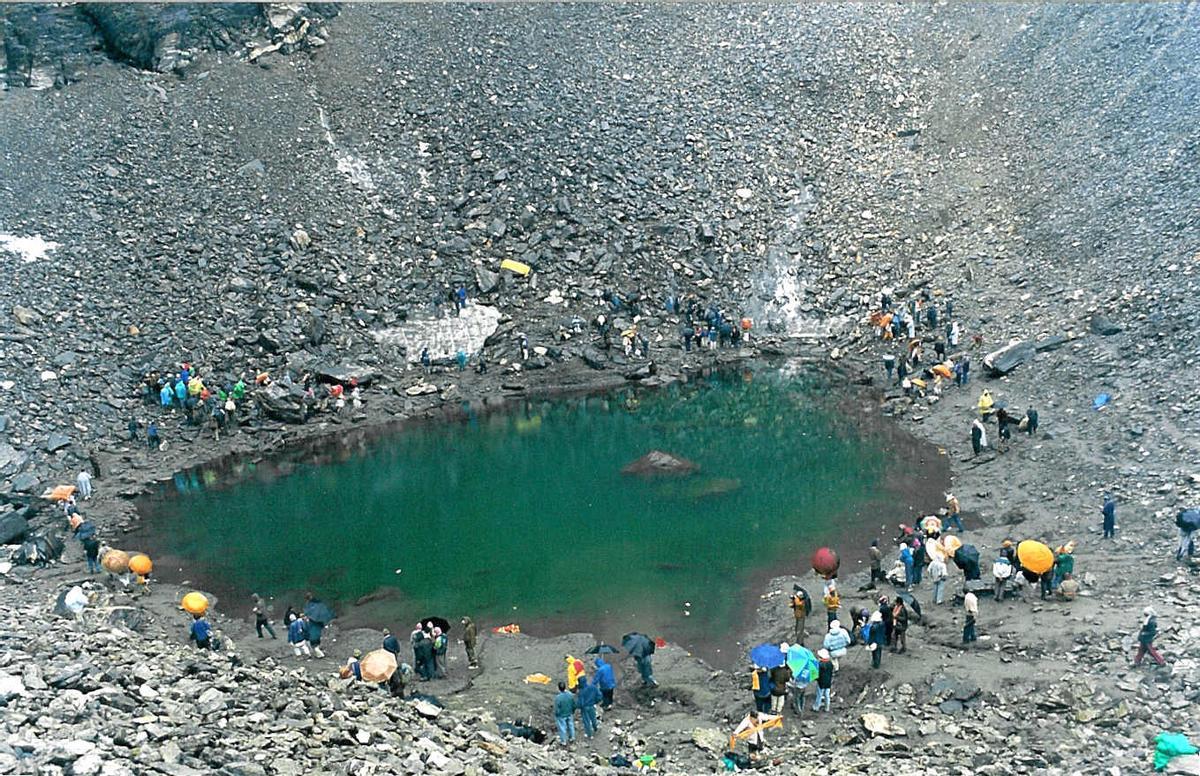 El llamado 'lago de los esqueletos' atrae a muchos curiosos