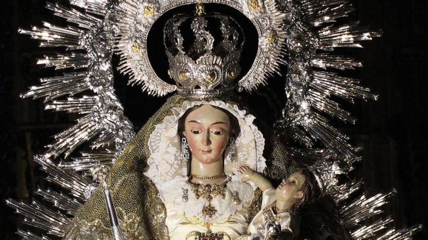 La Virgen de la Piedad se prepara para su procesión de Bajada