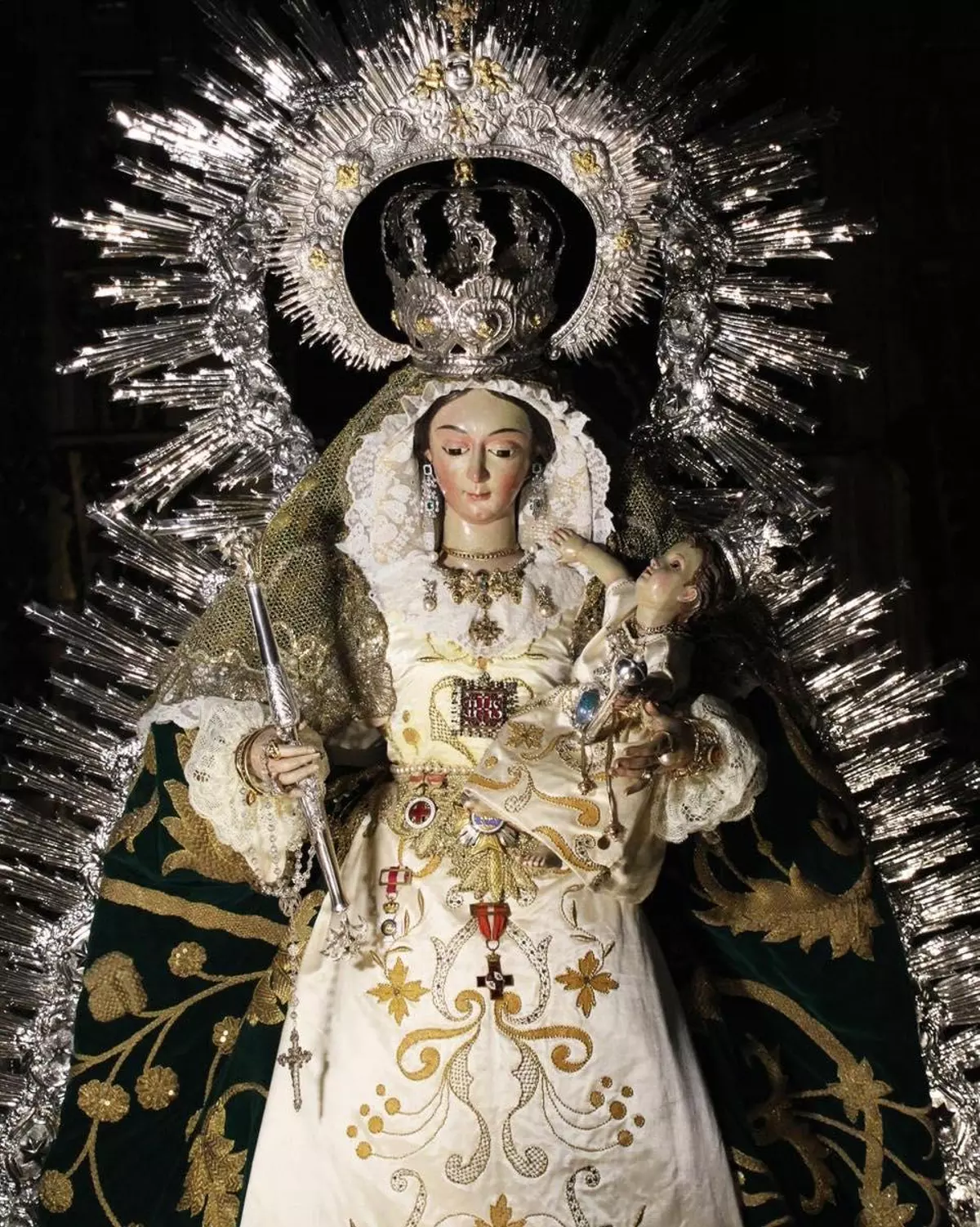 La Virgen de la Piedad se prepara para su procesión de Bajada