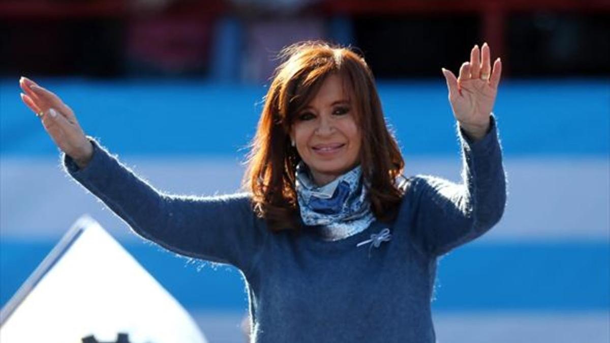 Cristina Fernández de Kirchner saluda durante un mitin en Buenos Aires, el pasado 20 de junio.