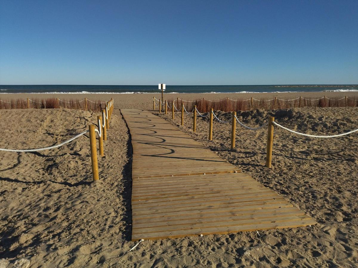 También se han colocado pasarelas para acceder al mar sin pisar las dunas