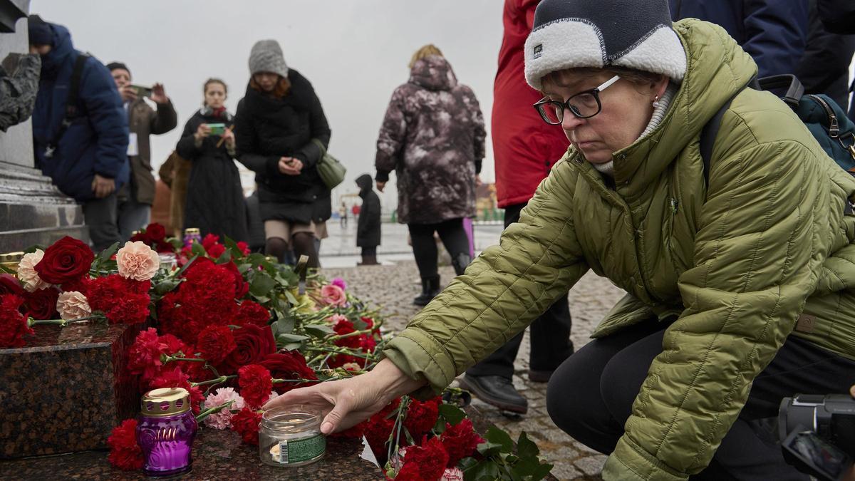 Ciudadanos de Vladivostok recuerdan a las víctimas del atentado contra el Crocus City Hall de Moscú.