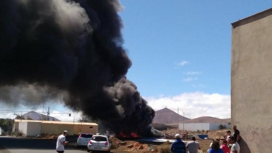 El incendio en un solar deja una espesa columna de humo