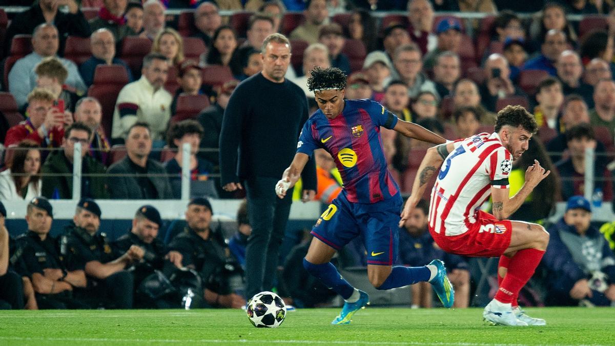 Flick observa cómo Lamine Yamal desborda a Ruggeri.