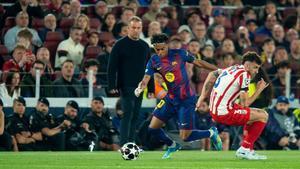 Flick observa cómo Lamine Yamal desborda a Ruggeri.