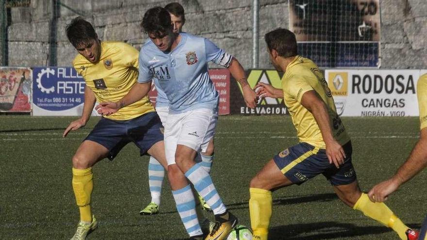 Un lance del choque del domingo entre Moaña y Sanxenxo, en O Casal. // Santos Álvarez