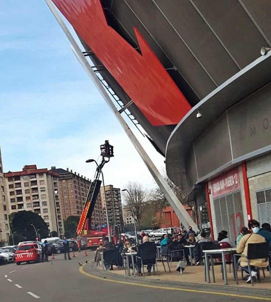 Intervención de los bomberos de Gijón en El Molinón | I. P. 