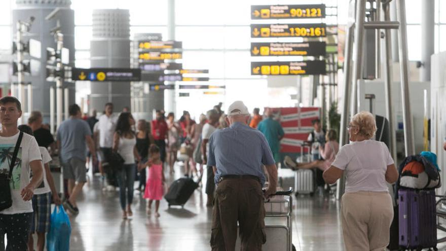 El aeropuerto baja el número de pasajeros en julio por primera vez en seis años