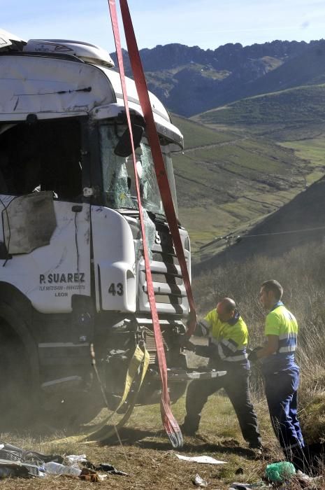 El vuelco de un camión obliga a cortar la carretera de Pajares