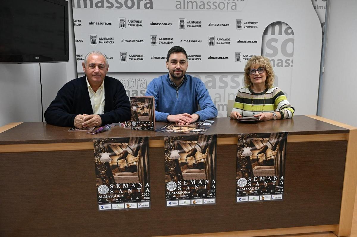 El president de la Junta Central de Setmana Santa, Juan Ramón Aparici; el regidor de Cultura, Vicente Blay Casino: i la vocal de l'entitat i secretària de la Confraria de la Verge dels Dolors, Mariló Llim, han presentat la programació d'enguany.