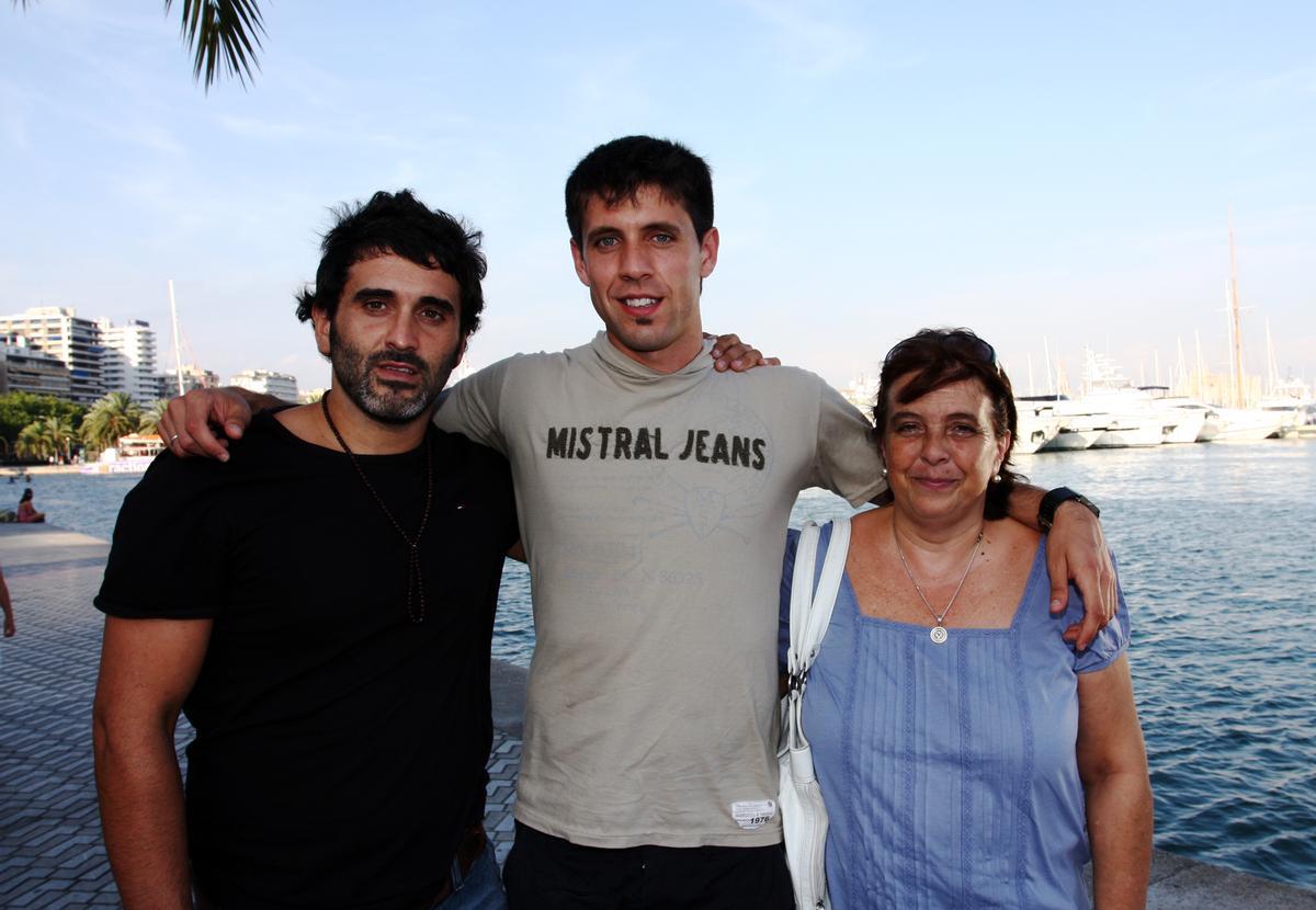 fútbol. RCD Mallorca, temporada 2009-10. Paulo Pezzolano junto a su hermano Julio y su madre Laura
