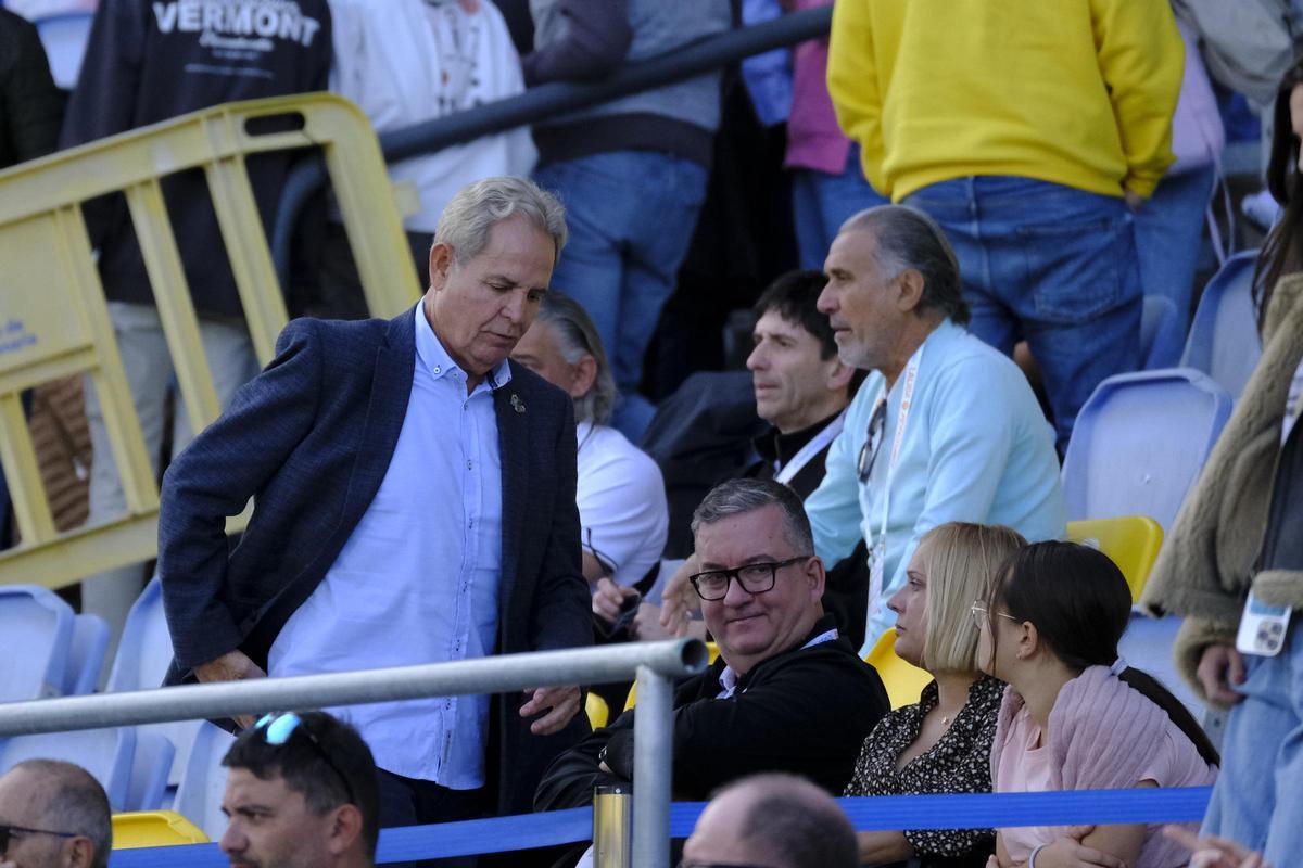 Nicolás Ortega, vicepresidente de la UD Las Palmas, viendo a los canteranos amarillos.