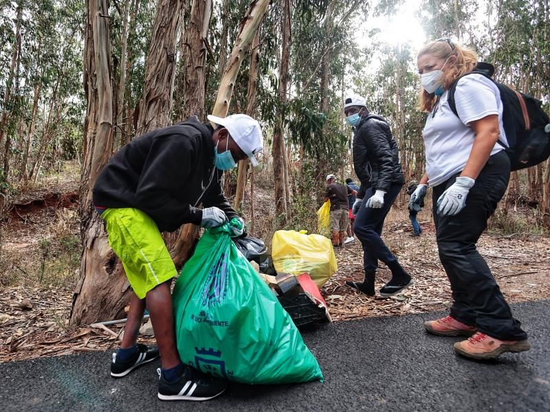 Limpieza del entorno del campamento de migrantes de Las Raíces