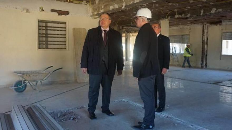 El delegado del Gobierno, Francisco Bernabé, visitó ayer las obras.