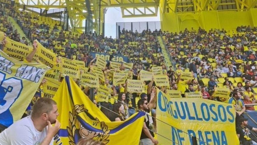 Los aficionados del Villarreal desplegan una pancarta a favor de Álex Baena.
