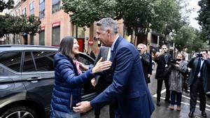 El alcalde de Badalona, Xavier GArcia Albiol, recibe a la consellera de Interior, Núria Parlon, antes de la Junta Local de Seguretat de Badalona