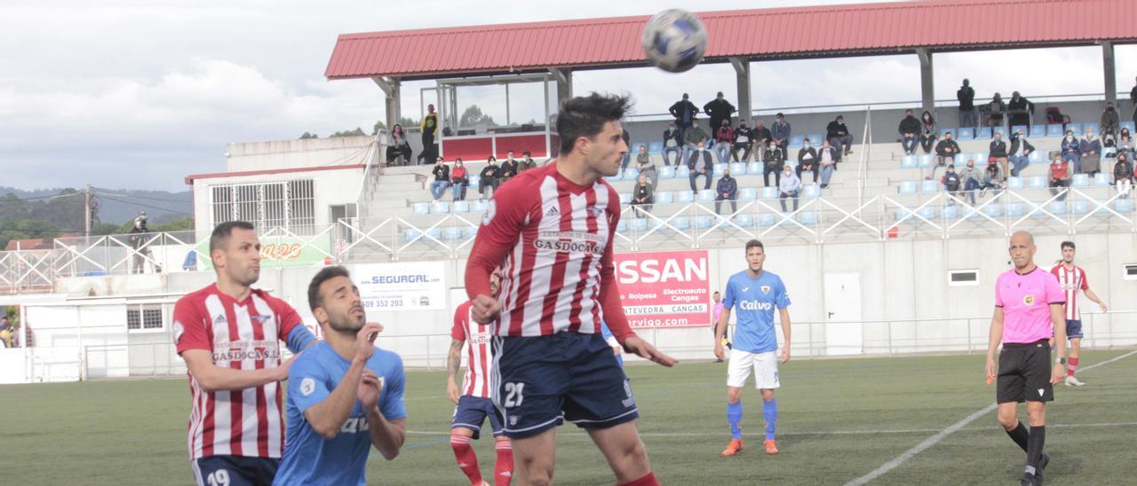 Firi golpea el balón de cabeza en un duelo anterior con el Bergantiños.