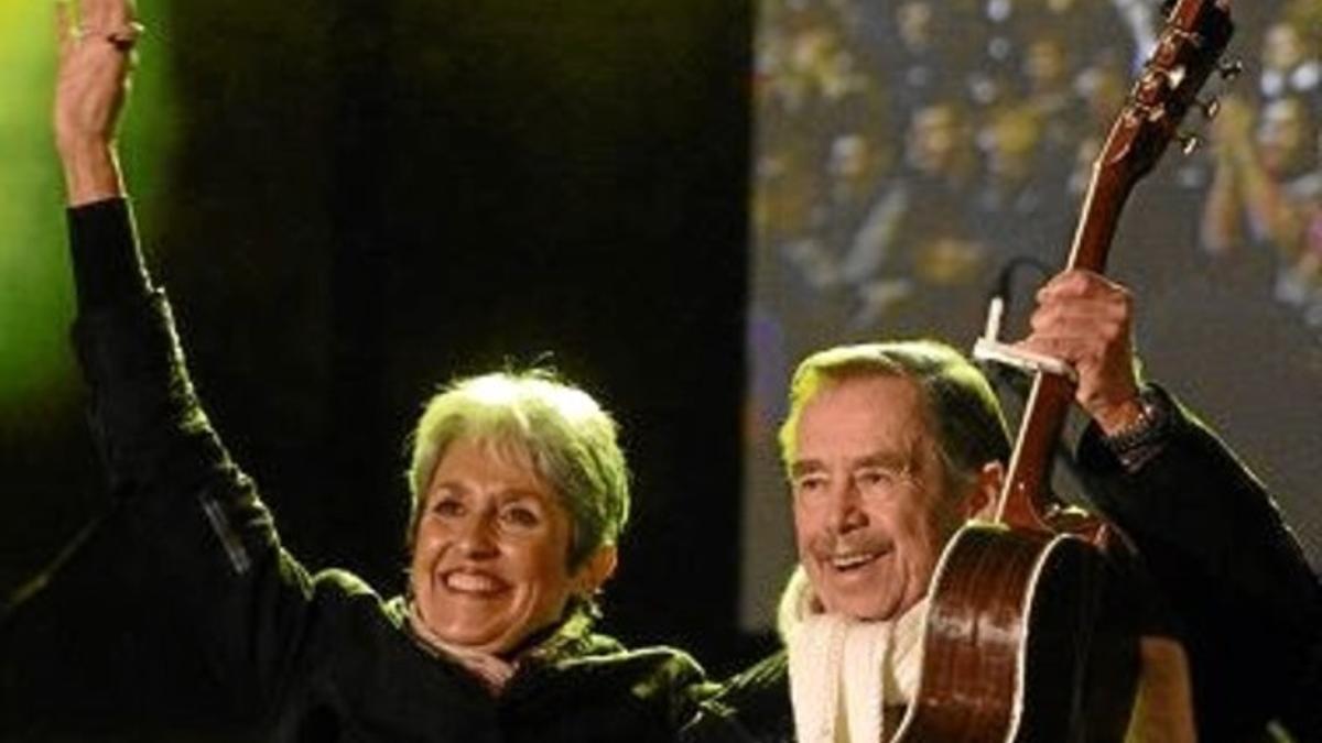 17 DE NOVIEMBRE DEL 2009. El expresidente checo Vaclav Havel y la cantante Joan Baez saludan a los manifestantes congregados para recordar el inicio de la revolución de terciopelo de hace 20 años.