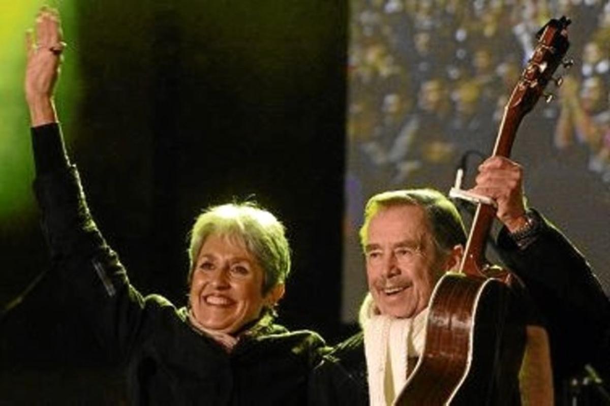 17 DE NOVEMBRE DEL 2009. L’expresident txec Václav Havel i la cantant Joan Baez saluden els manifestants congregats per recordar l’inici de la revolució de vellut de fa 20 anys.