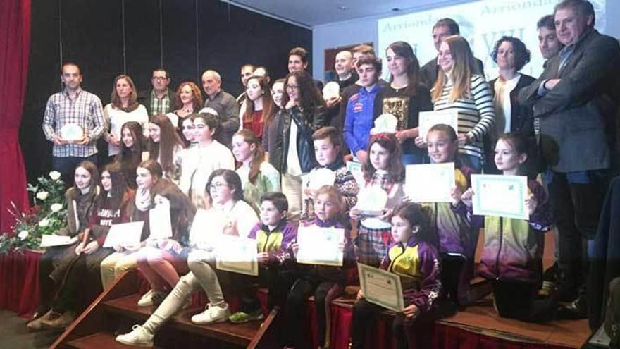 Foto de familia de los deportistas y galardonados de Parres.